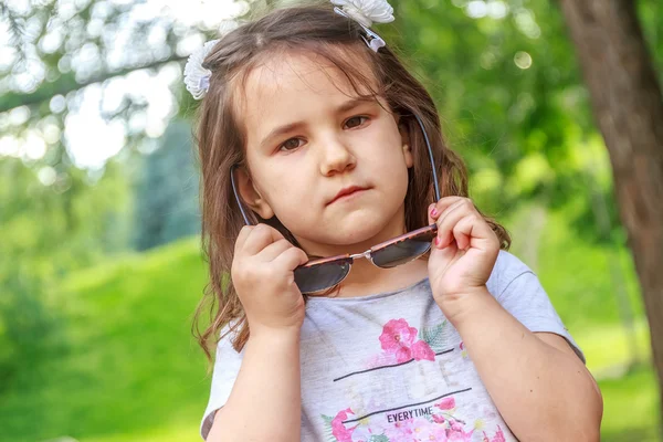 Außenporträt eines kleinen Mädchens auf natürlichem Hintergrund — Stockfoto