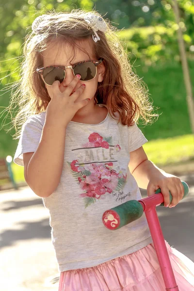 Retrato ao ar livre de menina criança no fundo natural — Fotografia de Stock