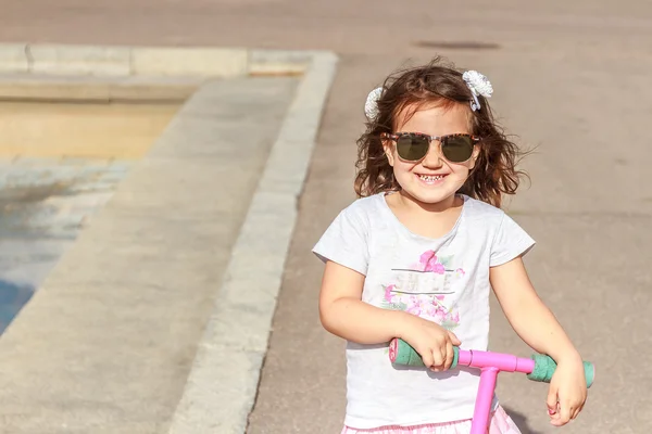 Portrait en plein air de jeune fille sur fond naturel — Photo