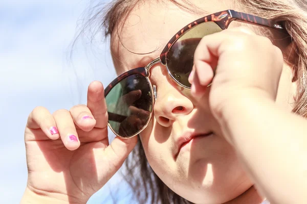 Portrait en plein air de jeune fille sur fond naturel — Photo