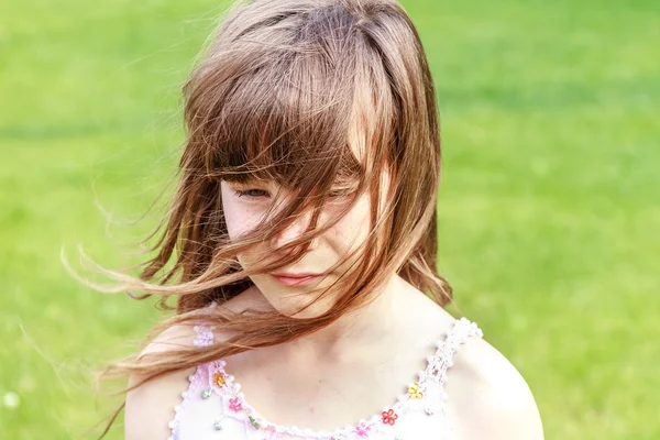 Außenporträt eines kleinen Mädchens auf natürlichem Hintergrund — Stockfoto