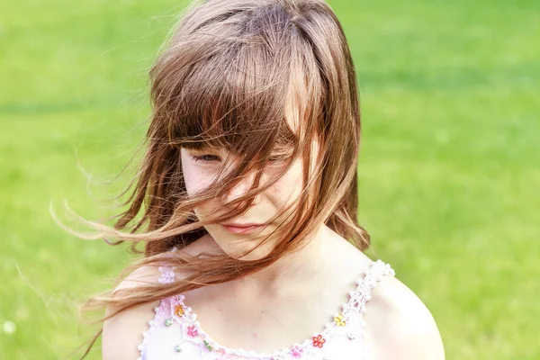 Portrait en plein air de jeune fille sur fond naturel — Photo