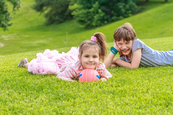 Adorable dzieci, chłopiec i dziewczynka, w parku. Na ciepłe summ — Zdjęcie stockowe