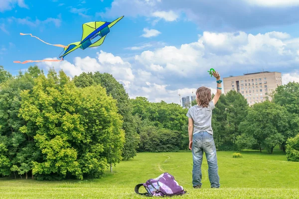 Šťastné dítě chlapec hraje s světlé draka v parku. h letní — Stock fotografie