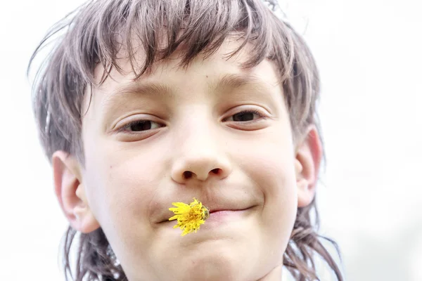 Adorable niño en el parque. En el cálido día de verano durante — Foto de Stock