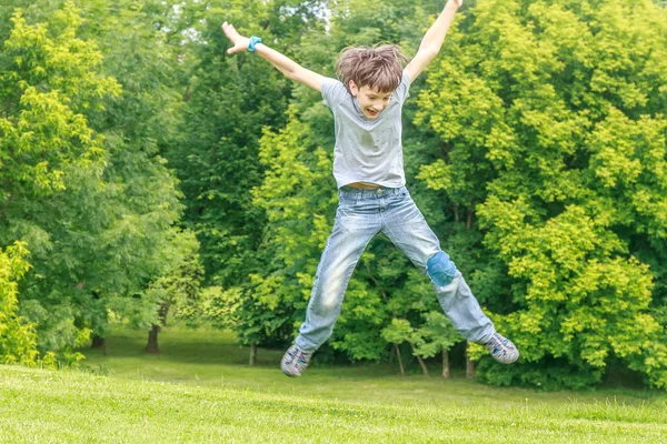 Schattig jong kind jongen in het park. Op een warme zomerdag tijdens — Stockfoto