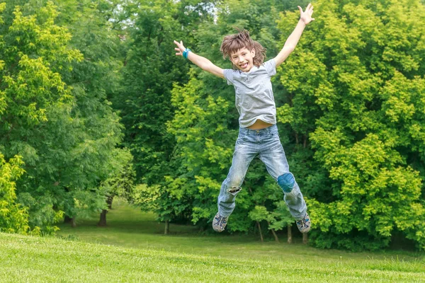 Schattig jong kind jongen in het park. Op een warme zomerdag tijdens — Stockfoto