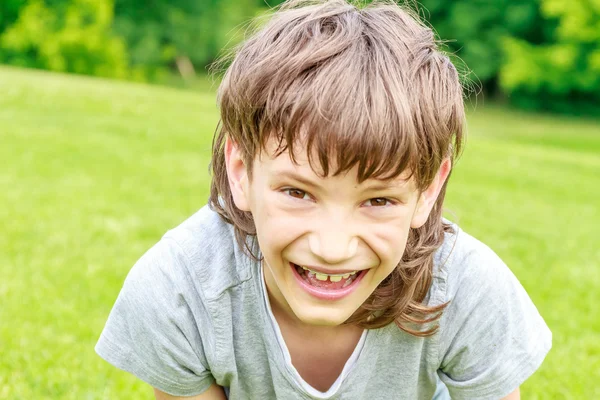 Adorable jeune garçon dans le parc. Par une chaude journée d'été pendant — Photo