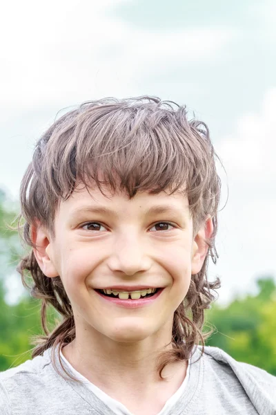 Entzückender kleiner Junge im Park. an warmen Sommertagen während — Stockfoto