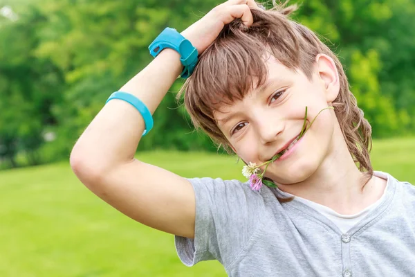 Entzückender kleiner Junge im Park. an warmen Sommertagen während — Stockfoto