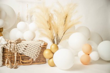 Balonlarla ve dekorasyonlarla dolu bir doğum günü stüdyosu.