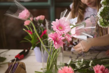 Çiçek atölyesi, taze çiçek düzenlemeleri.