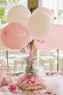 Doğum günü paraşütü aksesuarları parti için hazır.