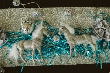 Doğum günü paraşütü aksesuarları parti için hazır.