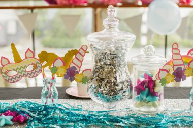 Doğum günü paraşütü aksesuarları parti için hazır.