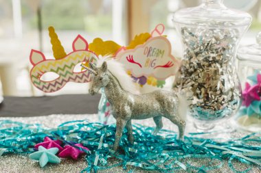 Doğum günü paraşütü aksesuarları parti için hazır.