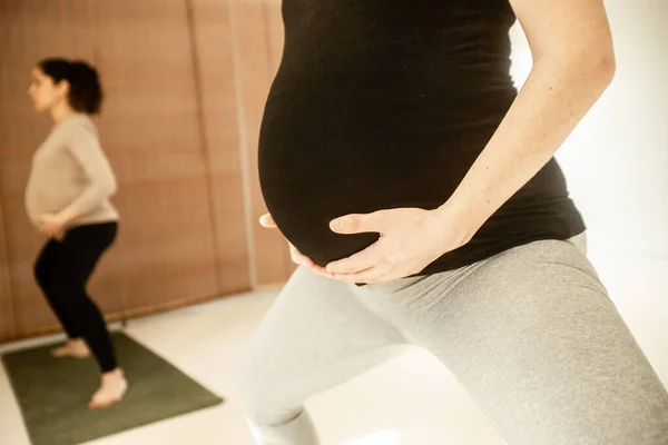 Young Pregnant Woman Practicing Maternity Yoga — Stockfoto