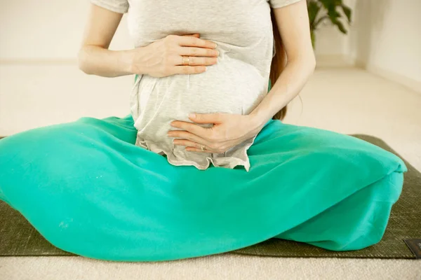 Young Pregnant Woman Practicing Maternity Yoga — Fotografia de Stock