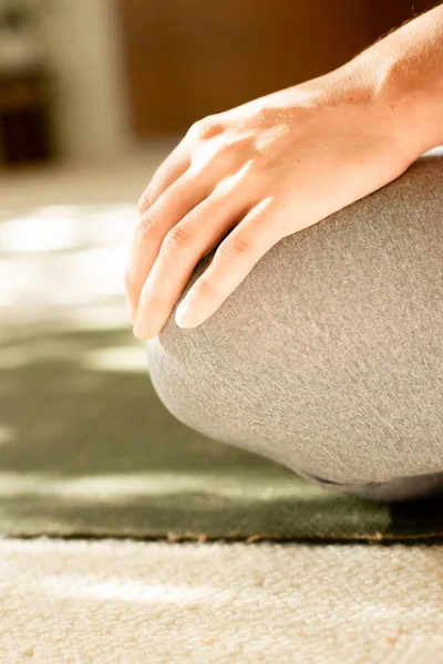 Young Pregnant Woman Practicing Maternity Yoga — Fotografia de Stock