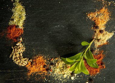 Koyu arkaplanda çeşitli baharatlar