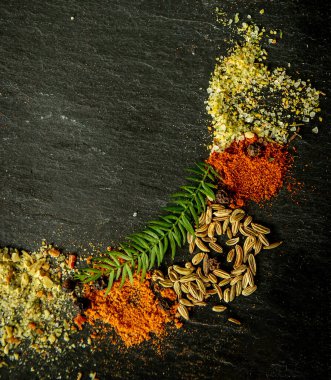 Koyu arkaplanda çeşitli baharatlar