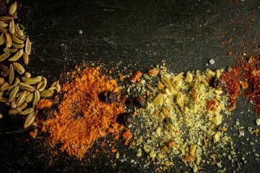 Koyu arkaplanda çeşitli baharatlar
