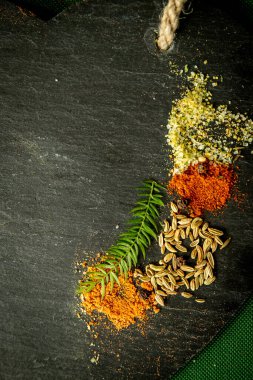 Koyu arkaplanda çeşitli baharatlar