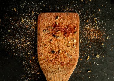 Koyu arkaplanda çeşitli baharatlar