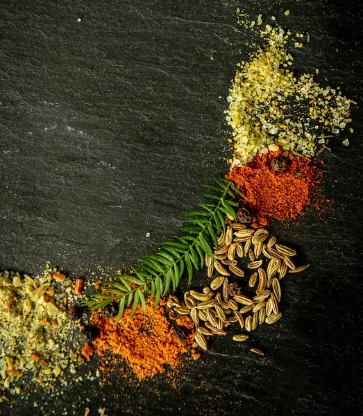 Koyu arkaplanda çeşitli baharatlar
