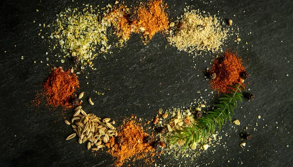 Koyu arkaplanda çeşitli baharatlar
