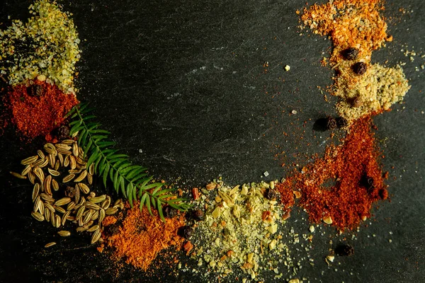 Koyu arkaplanda çeşitli baharatlar