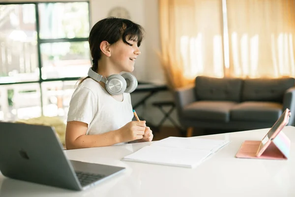 Πορτρέτο Αξιολάτρευτο Καυκάσιο Κορίτσι Κάνει Line Μάθηση Χρησιμοποιώντας Φορητό Υπολογιστή — Φωτογραφία Αρχείου