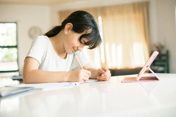 Retrato Adorable Niña Caucásica Haciendo Aprendizaje Línea Utilizando Ordenador Portátil — Foto de Stock