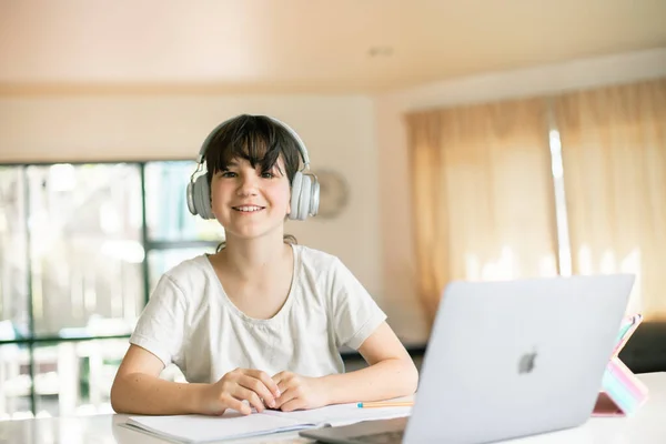 Retrato Adorable Niña Caucásica Haciendo Aprendizaje Línea Utilizando Ordenador Portátil — Foto de Stock