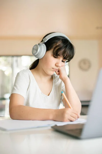 Retrato Adorable Niña Caucásica Haciendo Aprendizaje Línea Utilizando Ordenador Portátil —  Fotos de Stock