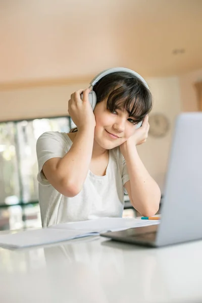 Portret Van Schattig Kaukasisch Kind Meisje Doet Line Leren Met — Stockfoto