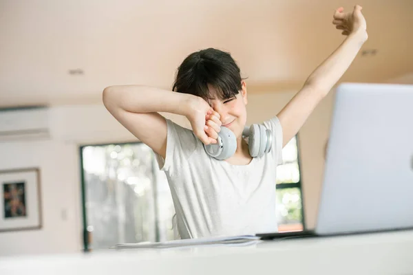 Retrato Adorable Niña Caucásica Haciendo Aprendizaje Línea Utilizando Ordenador Portátil —  Fotos de Stock