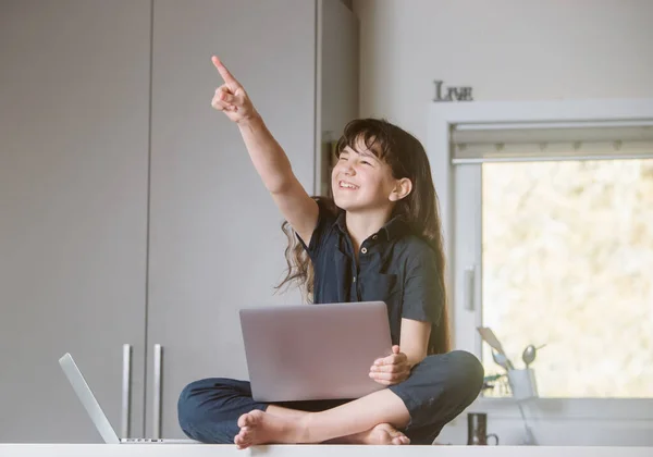 Portré Aranyos Gyermek Lány Csinál Line Tanulás Segítségével Laptop Otthoni — Stock Fotó