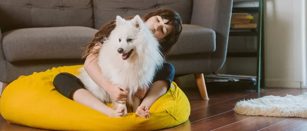 Porträtt Vit Valp Japansk Spitz Hund Leker Med Flicka Hemma — Stockfoto