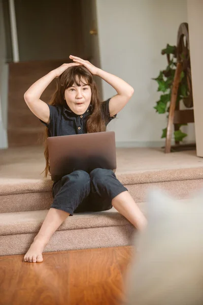 Porträtt Söt Barn Flicka Gör Line Lärande Med Bärbar Dator — Stockfoto