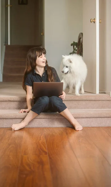 Retrato Menina Bonito Fazendo Aprendizagem Line Usando Laptop Educação Casa — Fotografia de Stock