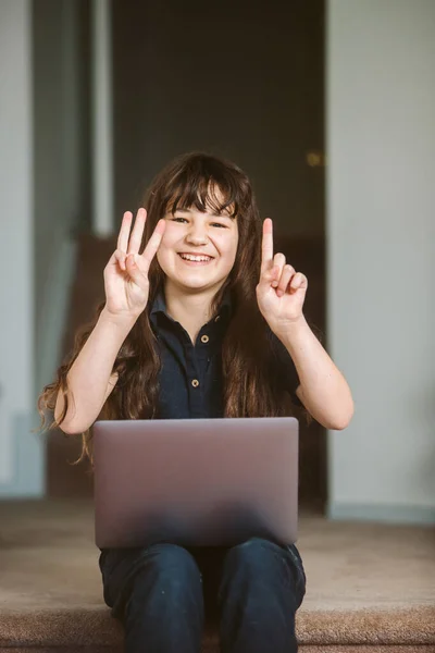 Nternette Öğrenim Gören Şirin Bir Kızın Portresi Laptop Evde Eğitim — Stok fotoğraf