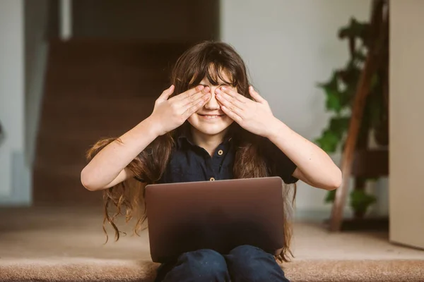 かわいい子供の女の子の肖像画は ラップトップを使用してオンライン学習を行います 家庭の学校 遠くの学習 — ストック写真