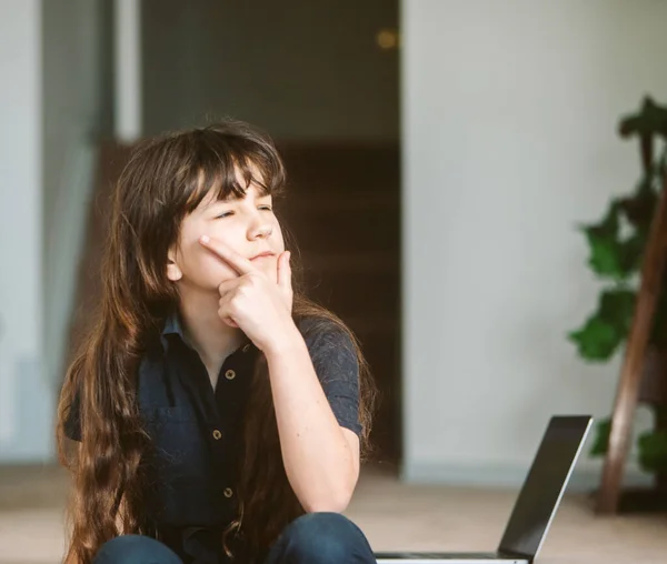 Ritratto Ragazza Carina Che Apprendimento Line Utilizzando Computer Portatile Scolarizzazione — Foto Stock