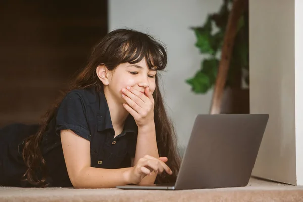 Retrato Menina Bonito Fazendo Aprendizagem Line Usando Laptop Educação Casa — Fotografia de Stock