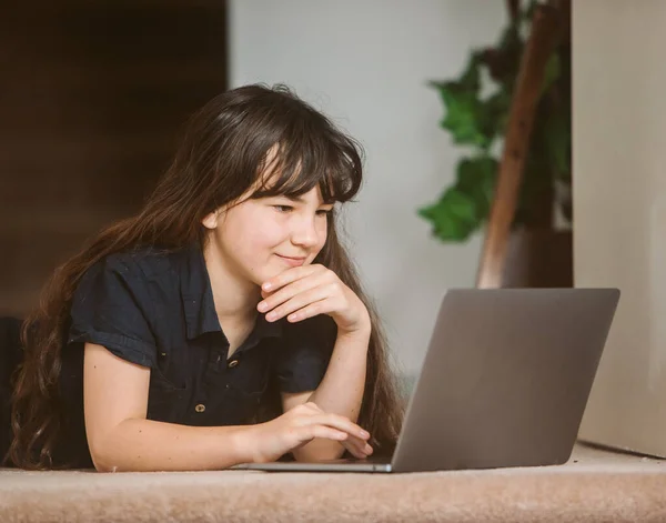 Porträt Eines Niedlichen Mädchens Das Online Lernen Mit Laptop Hausaufgabenbetreuung — Stockfoto