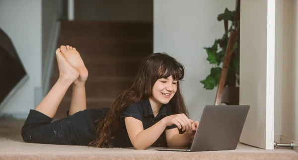 Portrait Cute Child Girl Doing Line Learning Using Laptop Home — Stock Photo, Image