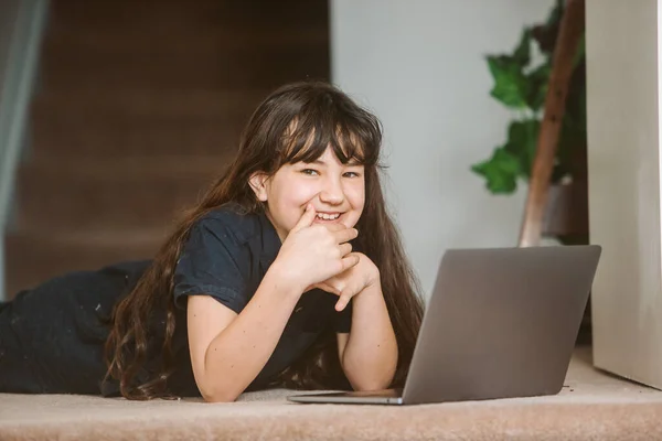 Portré Aranyos Gyermek Lány Csinál Line Tanulás Segítségével Laptop Otthoni — Stock Fotó