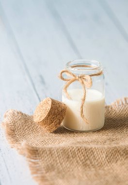 Cam kavanozda taze organik süt