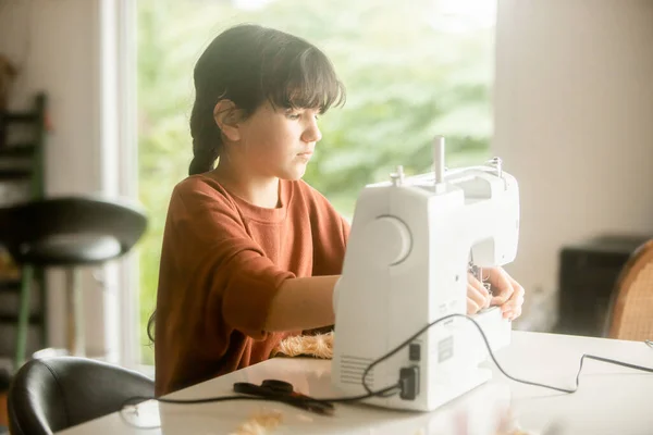 Kind Meisje Naaien Thuis Met Naaimachine — Stockfoto